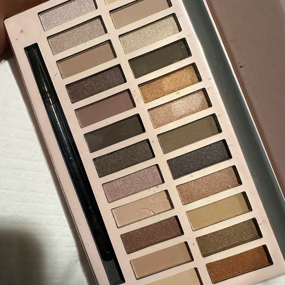 Dreamy the nudes makeup eyeshadow palette